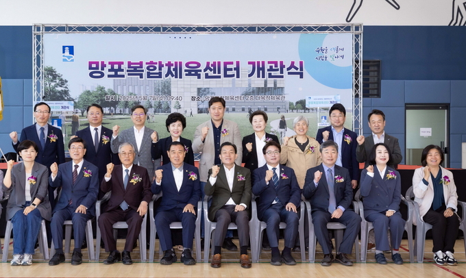 이재준 시장(가운데)과 이재식 수원시의회 의장, 염태영 의원 등 참석자들이 함께하고 있다.