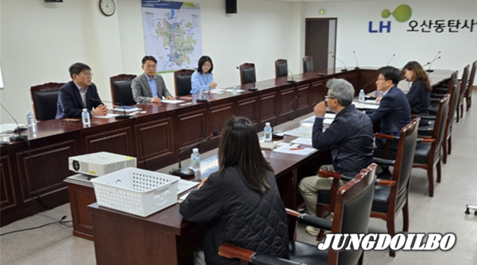 김포한강 등 경기도 미매각 공공시설용지 점검회의에서 참석자들이 의견을 나누고 있다. = 자료사진 경기도