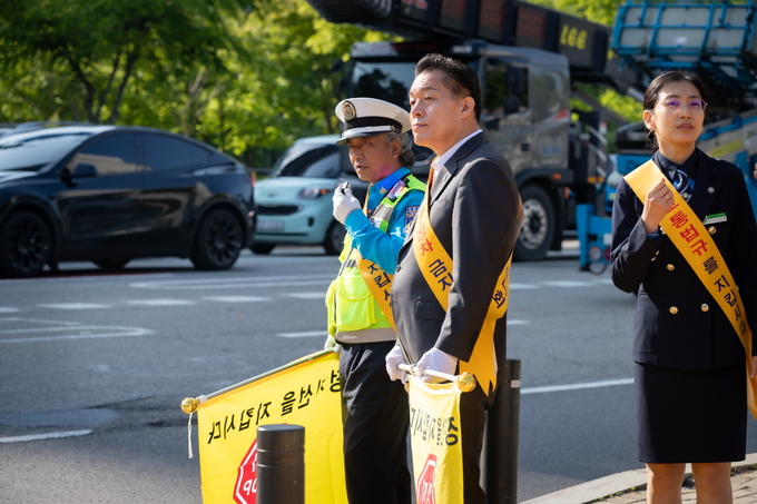 이재준 수원시장이 지난해 5월 10일 호매실동행정복지센터 앞 사거리에서 진행된 어린이 보행안전 캠페인에 참여하고 있다.