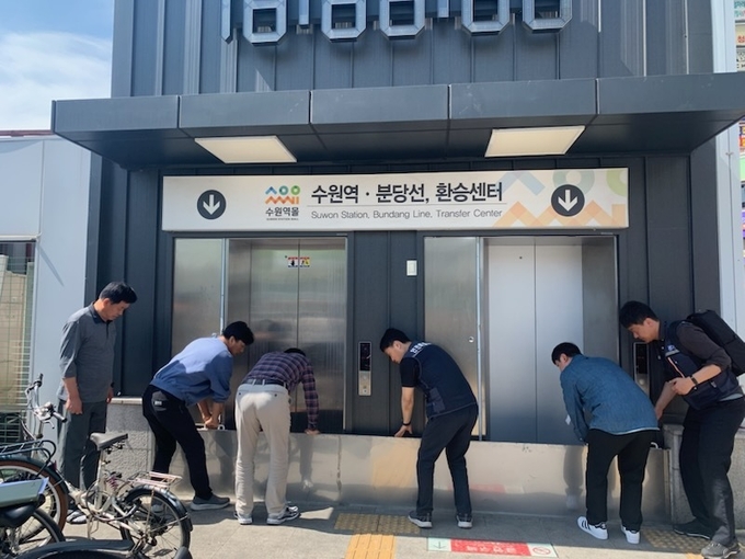 전철역 침수 차단막 안전점검 모습 = 사진 경기도