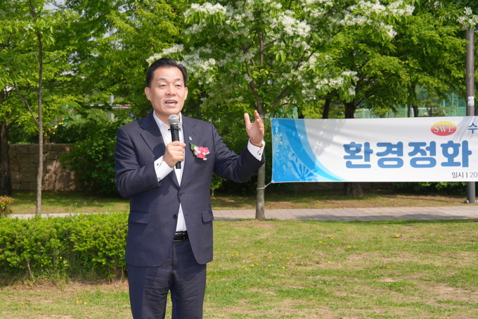 이재준 수원시장이 인사말을 하고 있다