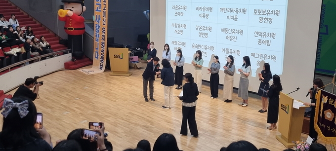현근택 수원시 제2부시장이 상장을 전달하고 있다.
