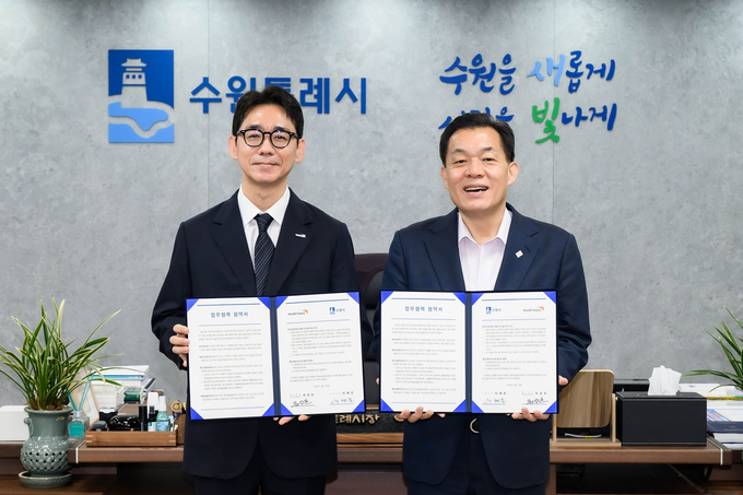 이재준 수원시장(오른쪽)과 최성호 월드비전 경기남부사업본부장이 협약 후 함께하고 있다.
