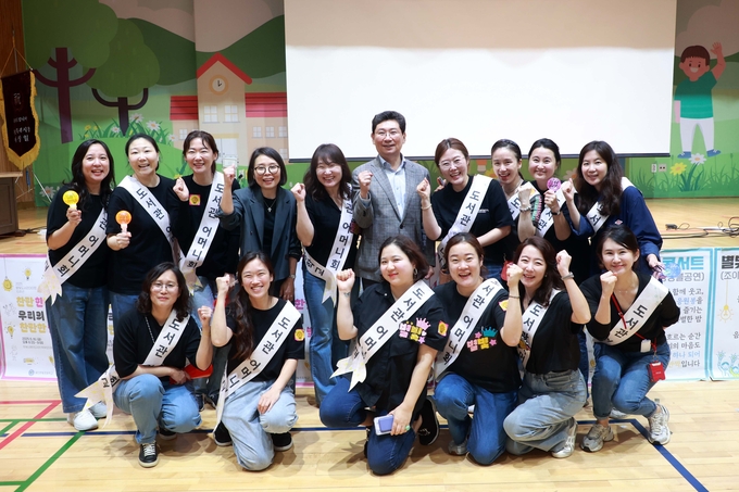 이상일 용인특례시장이 16일 용인한빛초등학교 별빛도서관 축제에 참석했다. = 사진 용인시