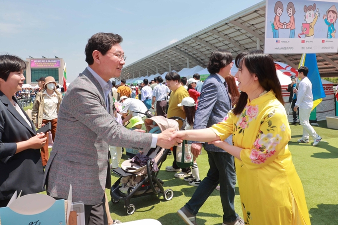 18일 용인특례시청 하늘광장에서 열린 제18주년 세계인의 날 기념축제에서 이상일 시장이 행사 참가자들과 인사를 나누고 있다.