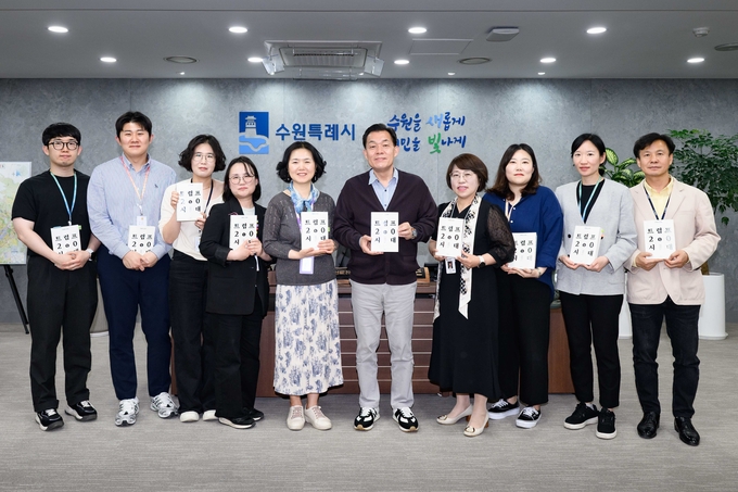 14일 열린 첫 독서 모임 참석자들이 단체 사진을 촬영하고 있다.