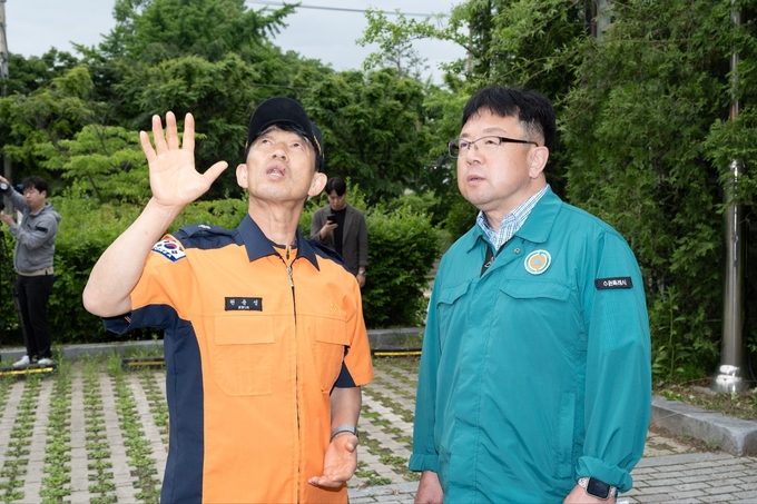 김현수 제1부시장이 현장 훈련 상황을 지켜보고 있다.