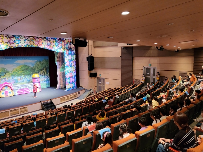 감염병 예방 손씻기 교육 인형극을 상연하고 있다.
