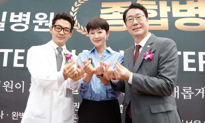 허일 (왼쪽) 화성유일병원장과 아내인 배우 염정아(가운데), 정명근 화성특례시장가 20일 화성유일병원 하늘정원에서 열린 종합병원 승격 행사에서 기념 사진을 촬영하고 있다 = 사진 화성시