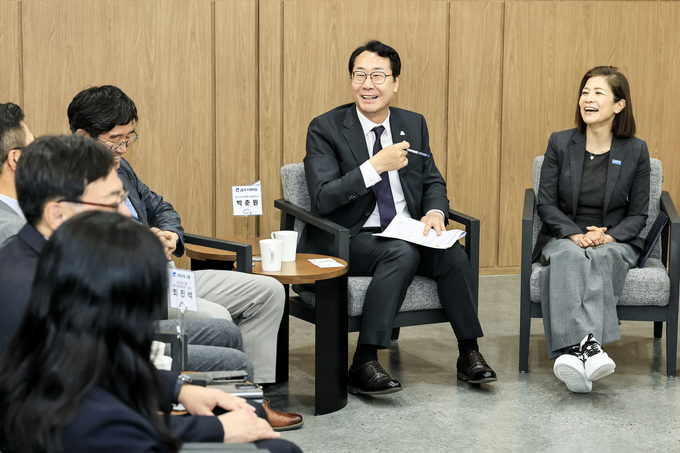 정명근 화성특례시장이 22일 미등록 이주아동 기본권 보장을 위한 업무협약 관계자들과 사업 추진 방안에 대해 논의하고 있다 = 사진 화성시
