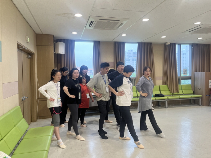 발달장애인들이 발레클래스에서 발레를 배우고 있다.
