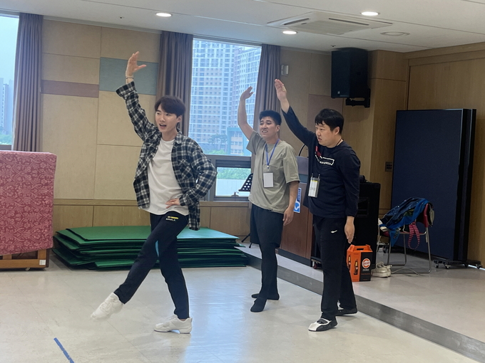 발달장애인들이 발레클래스에서 발레를 배우고 있다.
