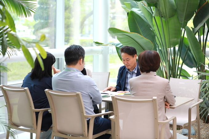 김원규 수원시 특이민원대응전문관(사진 오른쪽에서 두 번째)이 수원시 공직자와 상담하고 있다.