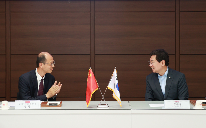 22일 이상일 용인특례시장이 시청을 방문한 중국 장쑤성 양저우시 대표단과 가진 간담회에서 천쥔 양저우시 부시장과 환담을 나누고 있다. = 사진 용인시