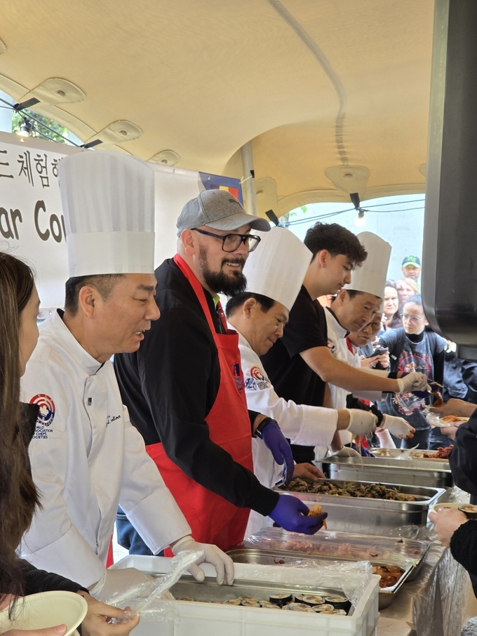 한국음식 시식행사를 진행하고 있는 모습.