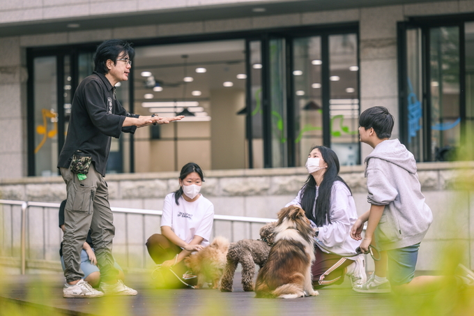 수원 청소년들이 청개구리 진로의 날에 애견 훈련사 체험을 하고 있다.