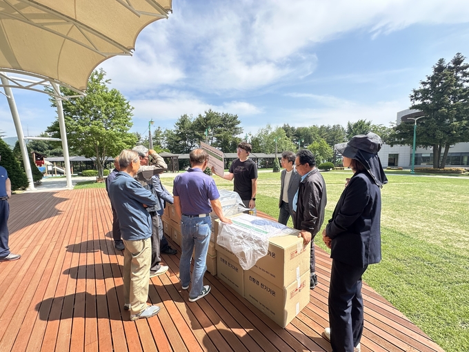 용인특례시는 겨울철 집단 폐사 예방 위해 스마트 양봉시범사업을 추진하며 양봉 농가에 스마트벌통을 보급했다