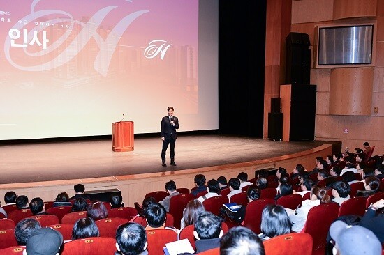 이민근 안산시장이 지난 2월 안산문화예술의전당에서 열린 힐스테이트 라군 인테라스 1차 제4회 총회에 참석해 용도 변경과 관련한 행정사항전반을 설명하고 있다. = 사진 안산시