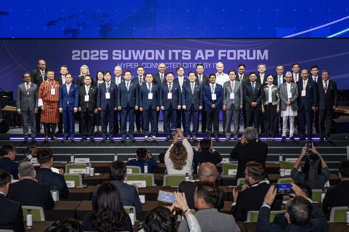 2025 수원 ITS 아태총회 개회식 후 참석자들이 단체 사진을 촬영하고 있다.