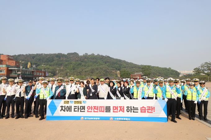 캠페인 참석자들이 단체사진을 촬영하고 있다.