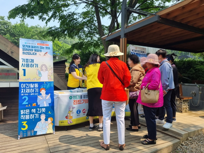 장안구보건소 직원들이 진드기 매개 감염병 예방 캠페인을 하고 있다.