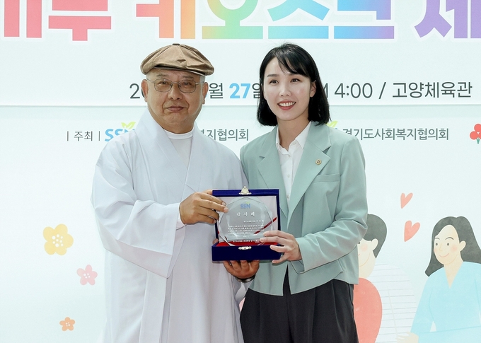 이인애 경기도의원(오른쪽)이 기부 문화 확대 기여 공로로 경기도 사회복지협의회장으로 부터 감사패를 받았다. 사진은 수상 기념촬영 모습 = 사진 경기도의회