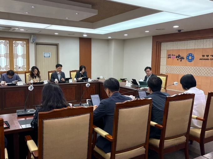 27일 오전 10시 시청 3층 전자회의실에서 김능식 안양시 부시장 주재로 열린 상반기 신속집행 점검회의 모습<br>
