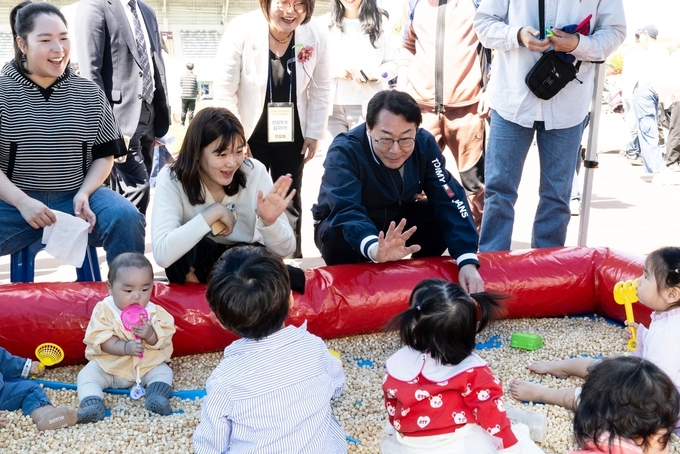 정명근 화성특례시장이 영유아들에게 인사를 건네고 있다 사진 = 화성시