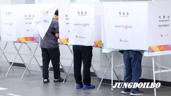 제21대 대통령선거 사전투표가 시작된 29일 오전 시민들이 사전투표를 하고 있다