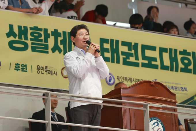 5월 31일 용인대 종합체육관에서 열린 제30회 용인특례시태권도협회장배 생활체육 태권도대회에 참석한 이상일 시장이 인사말을 하고 있다. 사진 = 용인시