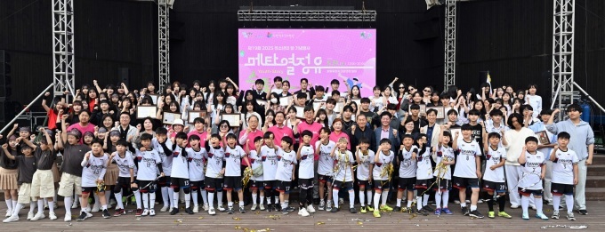 이민근 안산시장(두번째 줄 가운데)이 청소년의 달을 맞아 화랑유원지 대공연장에서 열린 '메타 열정유' 개막식 무대에서 청소년들과 사진촬영을 하고 있다 사진 = 안산시