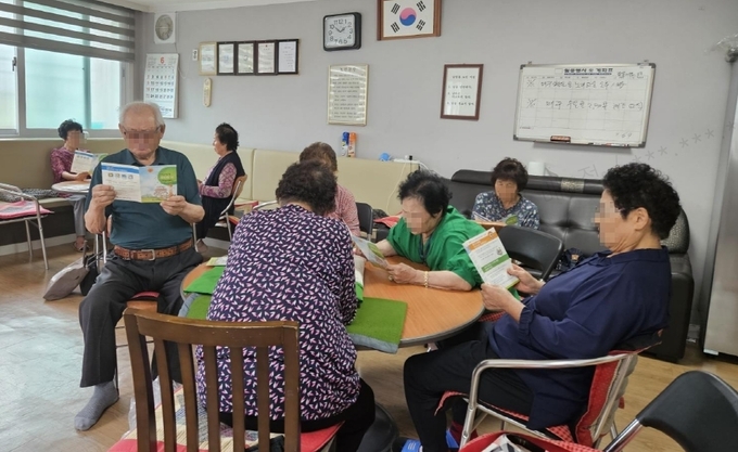경로당 어르신들에게 폭염 예방 수칙을 안내하고 있다.