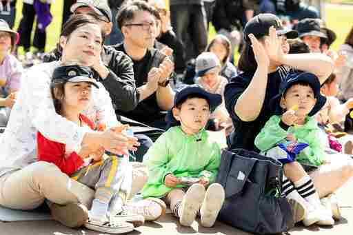 화성특례시 어린이날 영유아가족 어울림축제에서 아동들과 학부모들이 행사를 관람하고 있다