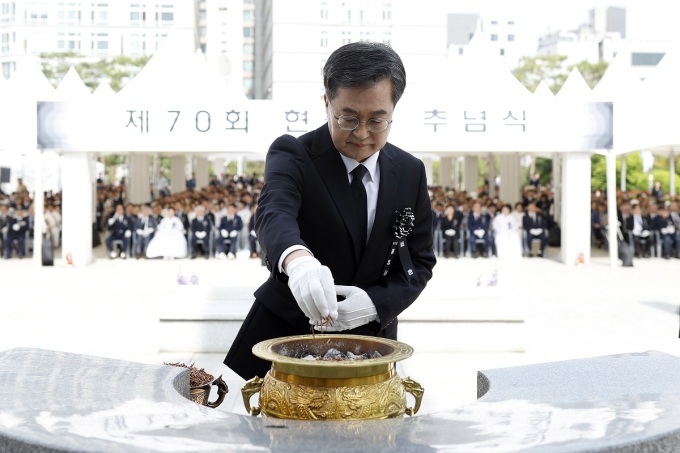 6일 오전 수원 현충탑에서 열린 제70회 현충일 추념식에서 김동연 경기도지사가 헌화 및 분향을 하고 있다. 사진=경기도
