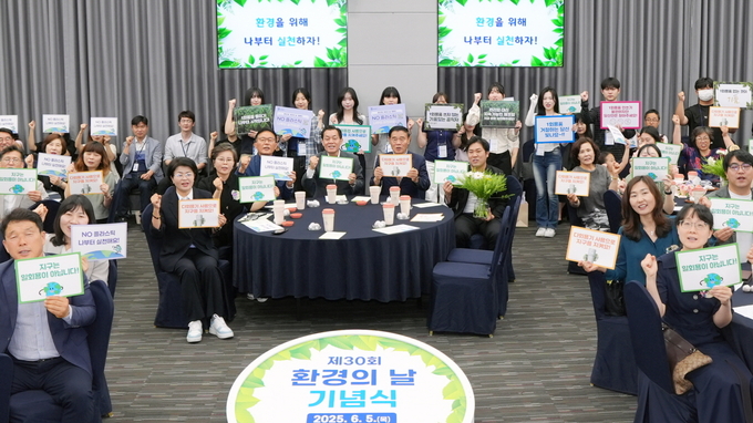 이재준 시장, 이재식 수원시의회 의장 등 기념식 참석자들이 함께하고 있다.