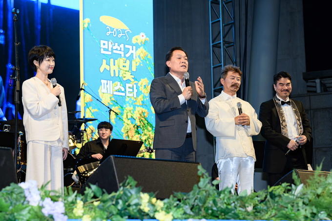이재준 수원시장이 장안구가 주최한 만석거 새빛페스타 무대에서 인사말을 하고 있다.