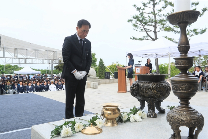 평택호 현충탑에서 열린 제70회 현충일 추념식에서 정장선 평택시장이 순국선열과 호국영령들을 위한 묵념을 하고 있다. 사진 = 평택시