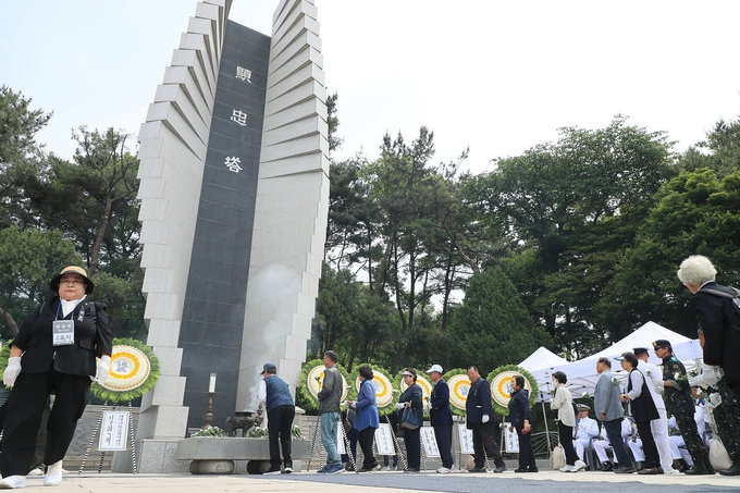 평택시는 6일 순국선열과 호국영령들을 추모하기 위해 제70회 현충일 추념식을 평택호 현충탑에서 진행했다 사진=평택시