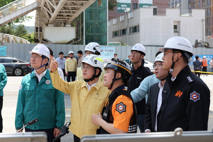 6일 오전 김동연 경기도지사가 용인 전철 공사현장 천공기 전도사고 현장 점검을 하고 있다. 사진=경기도