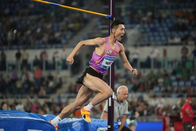 우상혁이 7일(한국시각) 이탈리아 로마에서 열린 2025 세계육상연맹 로마 다이아몬드리그에서 2m32를 성공한 뒤 기뻐하고 있다 사진=연합뉴스