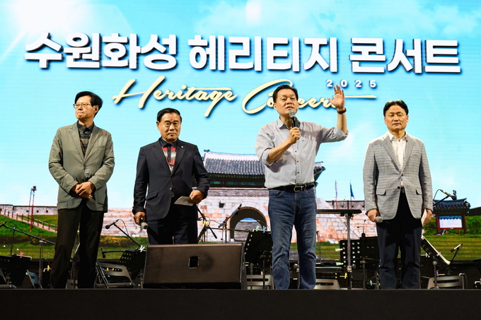 이재준 수원시장이 무대에서 시민들에게 인사하고 있다.
