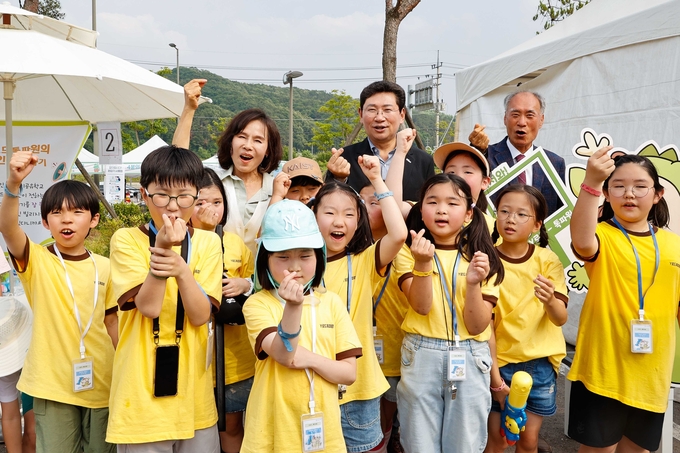 이상일 용인시장, 최영철 용인문화원장, 김희정 용인교육장이 제34회 처인성문화제에 참석한 어린이들과 '손 하트' 포즈를 취했다. 사진=용인시