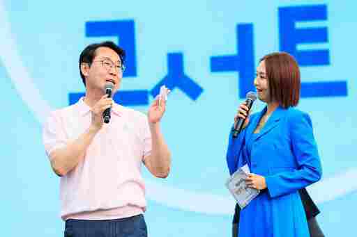정명근 화성특례시장이 특별한 콘서트 무대에서 시민들에게 인사말을 하고 있다.