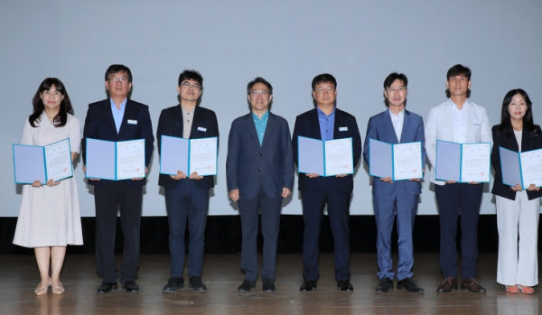 평택시, 세외수입 운영 실적 우수부서 시상 사진=평택시
