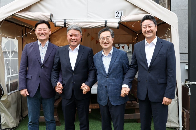 김동연 경기도지사가 김진경 의장, 최종현 더불어민주당 대표의원, 김정호 국민의힘 대표의원과 만난 자리에서 민생 예산 처리 필요성에 공감하며 '여야정협치위원회' 복원 등을 논의했다. 사진=경기도