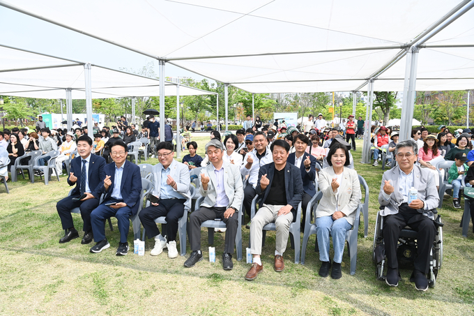 지난 7일 한경의 날을 기념해 화성특례시의회 의원들이 환경 실천 활동에 적극 참여할 것을 시민들과 함께 약속하고 있다. 