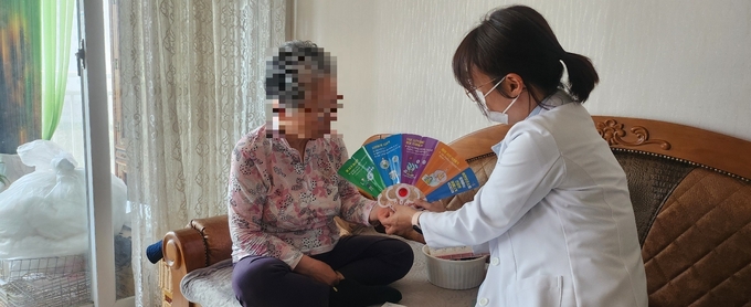 평택시 송탄보건소가 건강 취약계층 가구를 찾아가 폭염 대비 건강수칙을 설명해 주고 있다. 사진=평택시