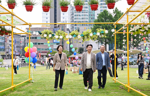김동근 시장이 6월 7일 ‘제1회 의정부 가든-페스타’ 행사장을 둘러보고 있다