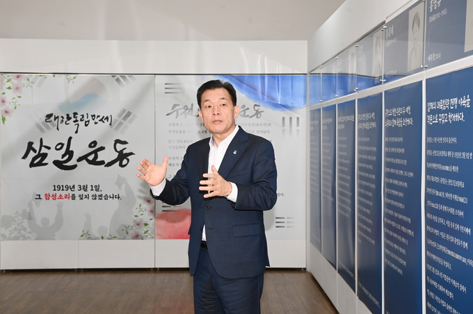 이재준 수원특례시장이 지난 3월 삼일절을 맞아 수원시청 로비에 마련된 수원 출신 독립운동가 전시를 둘러보고 있다.