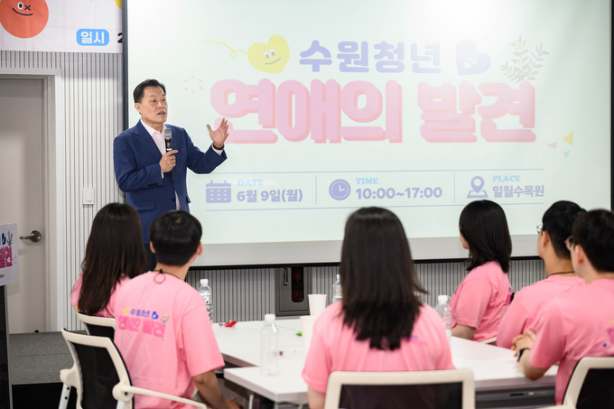 이재준 수원시장이 인사말을 하고 있다.